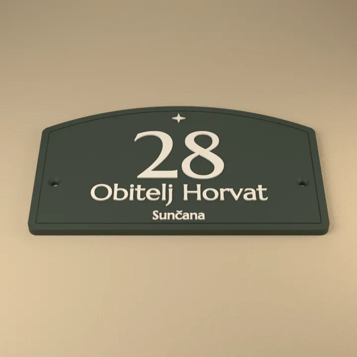 Tamnozelena ulazna ploča s brojem 28, natpisom Obitelj Horvat i ulicom Sunčana